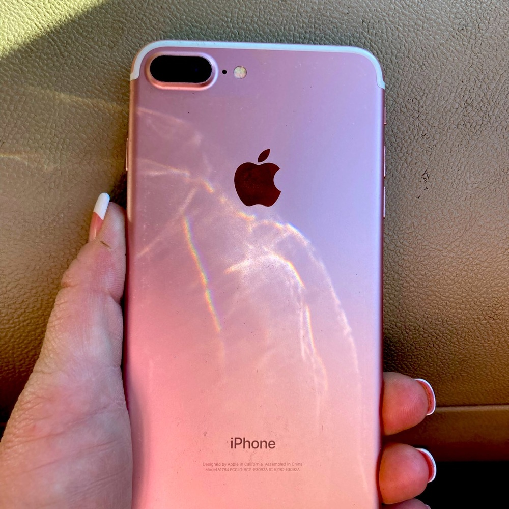 iPhone 7 Plus, 64 GBs, rose gold!